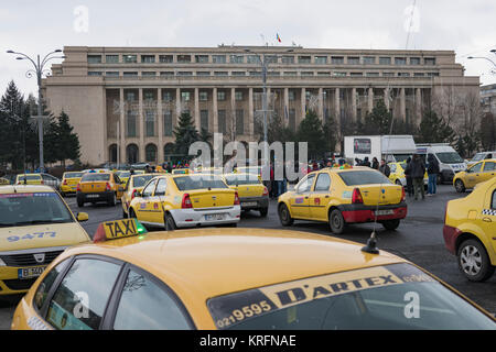 Bucarest, Romania - 20 dicembre 2017: romeno tassisti di protesta di fronte al quartier generale del governo contro la Uber e altre app che rubare i loro clienti. Foto Stock