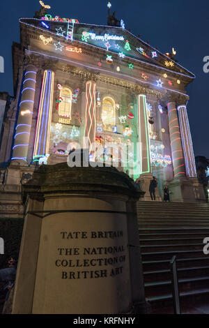 Londra, Regno Unito. Xx Dec, 2017. La Tate Britain edificio decorato con luci di Natale. Foto Data: Mercoledì, Dicembre 20, 2017. Credito: Roger Garfield/Alamy Live News Foto Stock