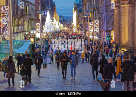 Glasgow, Scotland, Regno Unito 20 dicembre. Glasgow ama il Natale Buchanan Street e George Square "Glasgow stile del miglio" si illumina per il Natale. Credito: gerard ferry/Alamy Live News Foto Stock