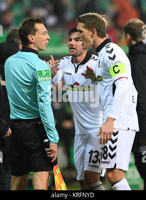 Freiburg il Marco terrazzino e Nils Petersen (R) sostengono con per guardafili Blos Arno dopo il 3-1 obiettivo durante la DFB tedesca (tedesco Football Association) Cup Soccer match tra Werder Brema e SC Freiburg in il Weserstadion di Brema, Germania, 20 dicembre 2017. (EMBARGO CONDIZIONI - ATTENZIONE: La DFB vieta l'utilizzazione e la pubblicazione di immagini sequenziali su internet e altri media online durante il match (comprese a metà tempo). Attenzione: periodo di bloccaggio! La DFB permette l'ulteriore utilizzazione e la pubblicazione delle immagini per i servizi mobili (soprattutto MMS) e per DVB Foto Stock