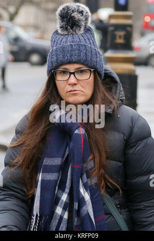 Westminster. Londra, Regno Unito. Xx Dec, 2017. Una donna in Westminster avvolto a caldo per l'inverno. Credito: Dinendra Haria/Alamy Live News Foto Stock