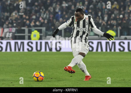 Torino, Italia. Xx Dec, 2017. Kwadwo Asamoah (Juventus FC) durante la TIM Cup partita di calcio tra Juventus e Genoa CFC a Allianz Stadium il 20 dicembre 2017 a Torino, Italia. Credito: FABIO PETROSINO/Alamy Live News Foto Stock