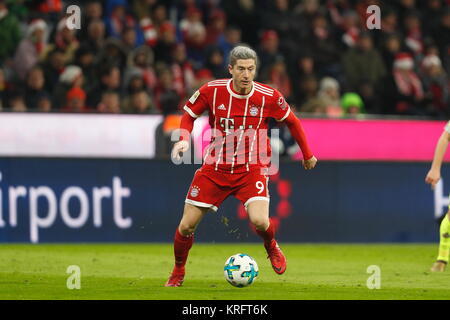 Monaco di Baviera, Germania. Xiii Dec, 2017. Robert Lewandowski (Bayern) Calcio/Calcetto : tedesco 'Bundesliga' tra Bayern Munchen 1-0 1FC Koln nello stadio Allianz Arena di Monaco di Baviera, Germania . Credito: Mutsu Kawamori/AFLO/Alamy Live News Foto Stock