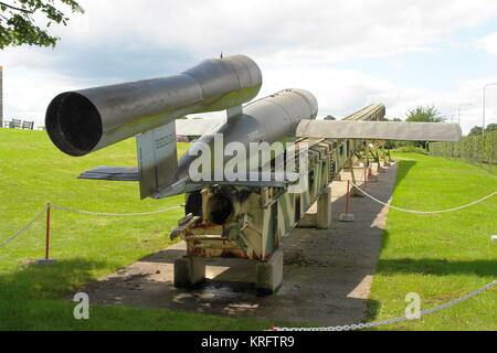 Una bomba volante V1 (nota anche come bomba buzz e doodlebug) in mostra al RAF Museum, Duxford, Cambridgeshire, una filiale dell'Imperial War Museum. Il V1 è stato sviluppato in Germania verso la fine della seconda guerra mondiale. Foto Stock