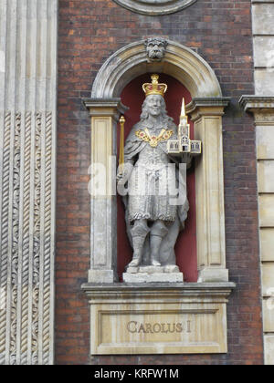 Statua di re Carlo i con corona, scettro e modello di chiesa, in una nicchia sulla facciata della Guildhall, Worcester, Worcestershire. Foto Stock