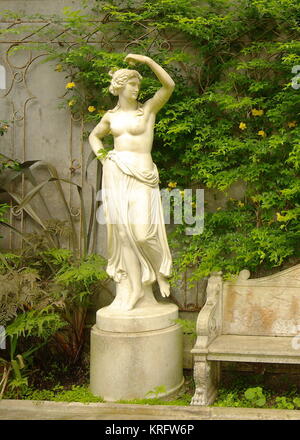 Statua di una figura femminile a Somerleyton Hall, vicino Lowestoft, Suffolk. Foto Stock