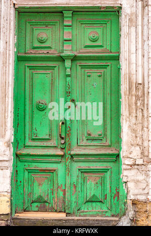 Vecchio vintage porta verde in Russia Foto Stock