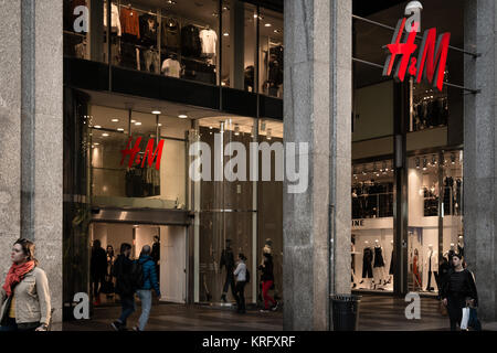 Milano, Italia - 9 Ottobre 2016: vetrina e ingresso di H&M negozio a Milano, Italia. Pochi giorni dopo la settimana della moda milanese. Autunno Inverno 2017 Raccolta Foto Stock