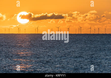Tramonto sul mare presso il sito di Rampion Offshore Wind Farm lo sviluppo in mare al largo della costa meridionale dell'Inghilterra, Regno Unito. Foto Stock