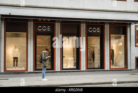 Milano, Italia - 28 Febbraio 2017: vetrina di un negozio cos a Milano - zona Brera, Italia. Pochi giorni dopo la settimana della moda milanese. Primavera Estate 2017 legge Foto Stock