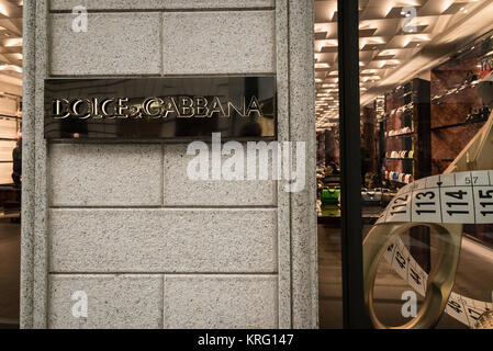 Milano, Italia - 9 Ottobre 2016: vetrina e ingresso di un Dolce & Gabbana negozio a Milano - Via Montenapoleone, Italia. Pochi giorni dopo Milano Fashi Foto Stock