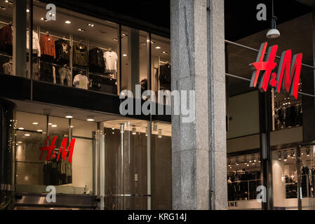 Milano, Italia - 9 Ottobre 2016: vetrina e ingresso di H&M negozio a Milano, Italia. Pochi giorni dopo la settimana della moda milanese. Autunno Inverno 2017 Raccolta Foto Stock