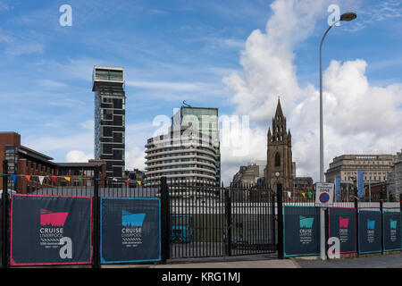 Il centro di Liverpool compresi Liverpool Cruise Terminal, unità edificio, Mercure Hotel e la chiesa di Nostra Signora e San Nicola, Merseyside, Regno Unito Foto Stock