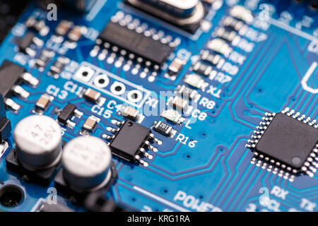 Microprocessore blu sulla scheda di circuito Foto Stock