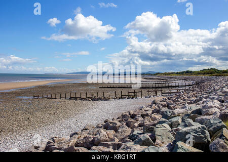 Vecchio di difesa dal mare con spiaggia di ciottoli vicino a Llanddulas nel Galles del Nord Regno Unito Foto Stock