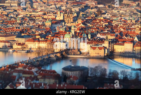 Arieal vista della vecchia Praga con il Ponte Carlo che attraversa il fiume nel tardo pomeriggio. DOF poco profondo, tilt-shift effetto con parti di immagine fuori focu Foto Stock