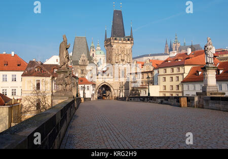 Il Ponte Carlo e il quartiere di Mala Strana con il Castello di Praga in mattinata, Praga, Repubblica Ceca Foto Stock