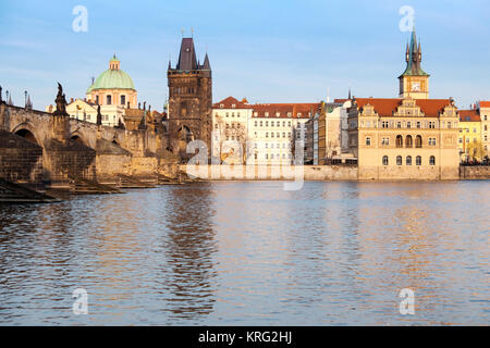Edifici storici di Praga e Ponte Carlo fotografato attraverso il fiume sul tranquillo pomeriggio Foto Stock