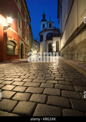 Vecchia Praga di notte, old street con case storiche e chiesa di San Salvator Foto Stock