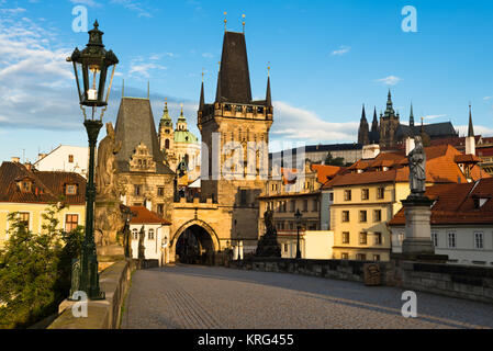 Il Ponte Carlo e il quartiere di Mala Strana con la Cattedrale di San Vito al mattino Foto Stock