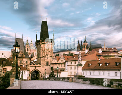 Il Ponte Carlo e il quartiere di Mala Strana con il Castello di Praga in mattinata, tonica immagine Foto Stock