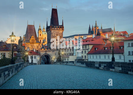 Il Ponte Carlo e il quartiere di Mala Strana con il Castello di Praga in mattinata Foto Stock