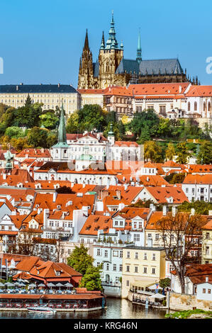 Vista sulla Cattedrale di San Vito e il Castello di Praga attraverso il fiume Moldava su un brigh giorni di autunno Foto Stock