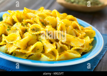 Pasta con zucca e salsa a base di prezzemolo Foto Stock