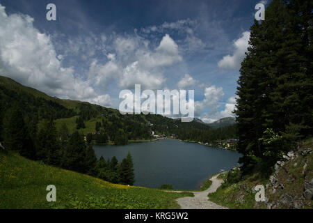 Der Turracher vedere ist ein Gebirgssee auf der Turracher Höhe an der Landesgrenze zwischen Kärnten und der Steiermark, Österreich. Foto Stock