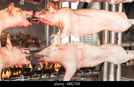 Carcasse di carne di maiale e di altre carni preparate su spiedino. Foto Stock