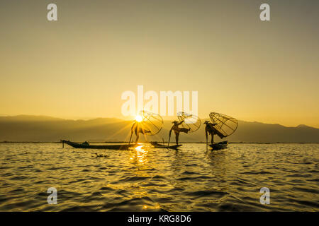 Royalty di alta qualità gratuitamente immagini di stock di pescatori Intha lavorando al mattino. Ubicazione del Lago Inle, Myanmar. Foto Stock