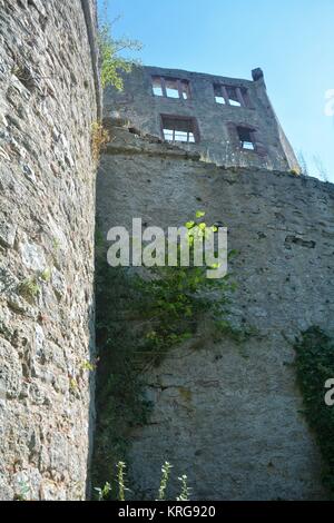 il vecchio muro del castello rovina contro un cielo blu Foto Stock