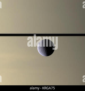 Rhea davanti di Saturno Foto Stock