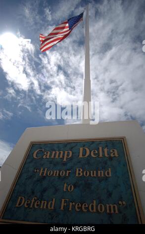 La bandiera americana vola sopra l'entrata di Camp Delta 16 maggio 2005 nella Baia di Guantánamo, a Cuba. Foto Stock