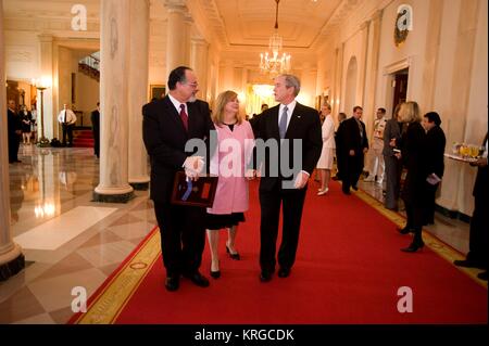 Stati Uniti Il Presidente George W Bush passeggiate con George Monsoor e Sally Monsoor dopo postumo aggiudicare il loro figlio, Michael Monsoor, con la medaglia d'onore alla Casa Bianca il 8 aprile 2008 a Washington, DC. Monsoor morto in combattimento quando egli colomba nella parte anteriore di una granata per salvare i suoi compagni di squadra in Ar Ramadi in Iraq. Foto Stock