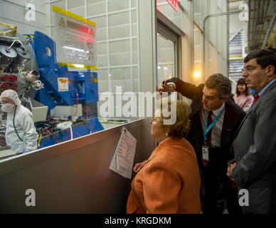 Amministratore della NASA Charles Bolden e Maryland Senatore Barbara Mikulski ricevere un briefing di arte Azarbarzin, project manager per il Global precipitazione misura (GPM) via satellite. GPM è una missione internazionale che fissano un nuovo standard per le misurazioni di precipitazione da spazio, fornendo la prossima generazione di osservazioni di pioggia e neve in tutto il mondo ogni tre ore. Bolden la visita Goddard era il primo dall'amministratore per un campo della NASA center dopo l'arresto del governo che ha bloccato la maggior parte dello spazio e le attività dell'agenzia da ottobre 1 -16, 2013. Credito:/NASA Goddard/Bill Hry Foto Stock