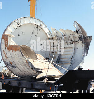 STS-51-L recuperato detriti (avanzamento gonna) - GPN-2004-00006 Foto Stock