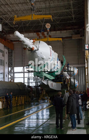 I lavoratori fanno preperations finale di una Soyuz TMA-11M navicella spaziale su Lunedì, nov. 4, 2013, all'Cosmodome Cosmodromo di Baikonur in Kazakhstan. Il razzo è adornata con il logo della Sochi Olympic Comitato organizzatore e altre illustrazioni correlate per commemorare il lancio della torcia Olimpica con l'equipaggio per una quattro giorni di visita alla stazione. La torcia farà ritorno a terra con un altro trio di residenti di stazione su nov. 11 e sarà parte della torcia relè che termina con l'illuminazione della fiamma al Fisht Stadium a Sochi, Russia febbraio 7 per contrassegnare l'apertura del 2014 Olimpiadi Invernali. Photo CR Foto Stock