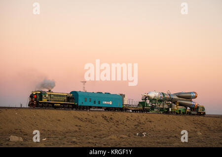 Il Soyuz TMA-11M rocket è rotolato fuori per il lancio in treno il Martedì, nov. 5, 2013, presso il cosmodromo di Baikonur in Kazakistan. Lancio del razzo Soyuz è prevista per il 7 novembre e invierà Expedition 38 Soyuz Commander Mikhail Tyurin di Roscosmos, Tecnico di volo Rick Mastracchio della NASA e tecnico di volo Koichi Wakata della Japan Aerospace Exploration Agency su un periodo di sei mesi di missione a bordo della Stazione Spaziale Internazionale. Photo credit: (NASA/Bill Ingalls) Expedition 38 Soyuz Rollout 201311050009(HQ) Foto Stock