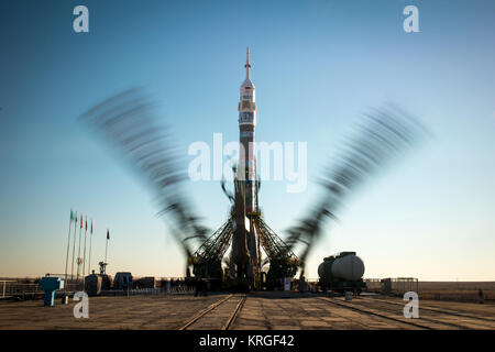 Il Soyuz TMA-11M a razzo, adornata con il logo della Sochi Olympic Comitato organizzatore e altre illustrazioni correlate, è visto in questa lunga esposizione fotografia, come la struttura del servizio i bracci sono sollevati in posizione in corrispondenza del lancio martedì, nov. 5, 2013, Cosmodromo di Baikonur in Kazakistan. Lancio del razzo Soyuz è prevista per il 7 novembre e invierà Expedition 38 Soyuz Commander Mikhail Tyurin di Roscosmos, Tecnico di volo Rick Mastracchio della NASA e tecnico di volo Koichi Wakata della Japan Aerospace Exploration Agency su un periodo di sei mesi di missione a bordo della Stazione Spaziale Internazionale. Foto Stock