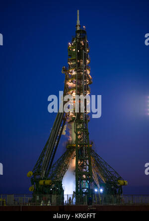 Il razzo Soyuz è visto pochi istanti dopo la spedizione 38 Soyuz Commander Mikhail Tyurin di Roscosmos, Tecnico di volo Koichi Wakata della Japan Aerospace Exploration Agency e, Tecnico di volo Rick Mastracchio della NASA, saliti a bordo la loro Soyuz TMA-11M rocket per il loro lancio per la Stazione Spaziale Internazionale, giovedì, nov. 7, 2013, di Baikonur in Kazakhstan. Tyurin, Wakata e, Mastracchio lancerà nel loro Soyuz TMA-11M navicella spaziale alla Stazione Spaziale Internazionale per iniziare un periodo di sei mesi di missione. Photo credit: (NASA/Bill Ingalls) Soyuz TMA-11M Rocket Prelaunch Foto Stock