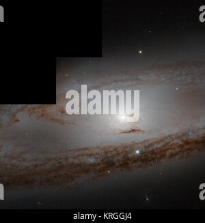 Il 1 marzo 1780 era particolarmente produttive notte per Charles Messier. La pettinatura della costellazione del Leone di aggiunte al suo grand catalogo astronomico, ha colpito su non uno, ma due nuovi oggetti. Uno di questi oggetti è visto qui: Messier 65. 'Nebula scoperto in Leone: è molto debole e non contiene alcuna stella," egli jotted giù nel suo notebook. Ma egli è stato sbagliato - come oggi sappiamo, Messier 65 è una galassia spirale contenenti miliardi su miliardi di stelle. Tutti Messier vide una debole luce diffusa, nulla di come i dettagli qui, in modo siamo in grado di perdonare il suo errore. Se egli avesse avuto accesso ad un tel Foto Stock