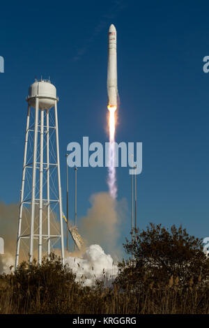 Un Orbital Sciences Corporation Antares rocket è visto come si lancia dal PAD-0A in corrispondenza di NASA Wallops Flight Facility, giovedì 9 gennaio 2014, Wallops Island, VA. Antares è portante il Cygnus navicella spaziale su una nave da trasporto di rialimentazione missione alla stazione spaziale internazionale. L'orbitale-1 missione è Orbital Sciences" primo contratto consegna merci volo verso la stazione spaziale della NASA. Cygnus sta portando la scienza esperimenti, equipaggio disposizioni, parti di ricambio e altro hardware per la stazione spaziale. Photo credit: (NASA/Bill Ingalls) 20140109 Lancio del CRS Antares Orb-1 rocket (201401090007HQ) Foto Stock