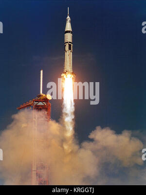Lancio di ASTP Saturn IB (KSC-75C-704) Foto Stock