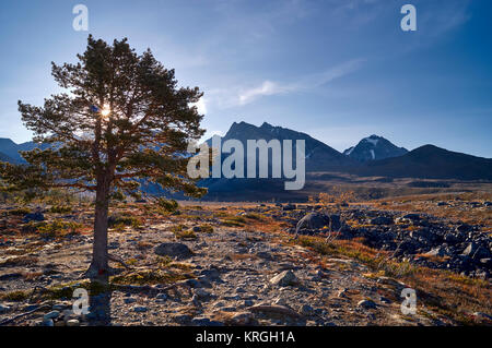 Il percorso verso il lago blu, Blavatnet, Alpi Lyngen, Troms, Norvegia Foto Stock