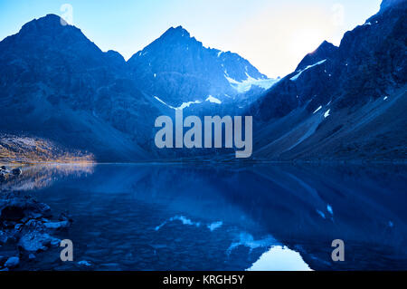 Il lago blu, Blavatnet, Alpi Lyngen, Troms, Norvegia Foto Stock