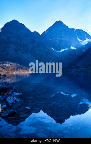 Il lago blu, Blavatnet, Alpi Lyngen, Troms, Norvegia Foto Stock