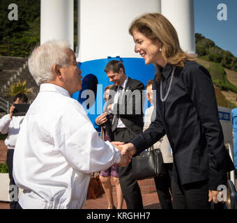 Caroline Bouvier Kennedy, U.S. Ambasciatore straordinario e plenipotenziario per il Giappone, a destra è accolto da Japan Aerospace Exploration Agency (JAXA), Presidente, Naoki Okumura, a Tanegashima Space Center del Centro Visitatori di giovedì, 27 febbraio 2014, Tanegashima, Giappone. L'Ambassador è visitare il centro spaziale e spera di poter testimoniare il lancio di un giapponese H-IIA rocket portando la NASA-JAXA, precipitazione globale di misurazione (GPM) Core Osservatorio. Una volta lanciato il veicolo spaziale GPM raccoglierà informazioni che unifica i dati da una rete internazionale di esistente e futuro sate Foto Stock