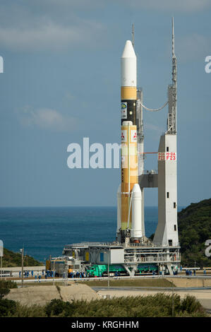 Un giapponese H-IIA rocket portando la NASA-Japan Aerospace Exploration Agency (JAXA), precipitazione globale di misurazione (GPM) Core Osservatorio è visto come esso rotola fuori al launch pad 1 di Tanegashima Space Center, giovedì, 27 febbraio 2014, Tanegashima, Giappone. Una volta lanciato il veicolo spaziale GPM raccoglierà informazioni che unifica i dati da una rete internazionale di esistenti e futuri satelliti per mappa globale di pioggia e neve ogni tre ore. Photo credit: (NASA/Bill Ingalls) H IIA n. F23 con GPM sul suo modo di Launchpad Foto Stock