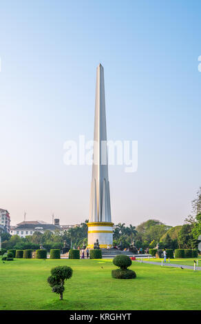 Indipendenza monumento di Mahabandoola parco del centro di Yangon, Myanmar Foto Stock